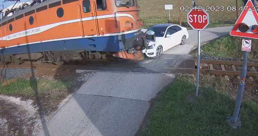 POGLEDAJTE VIDEO Objavljen snimak stravičnog udara voza i mercedesa kod Stanara