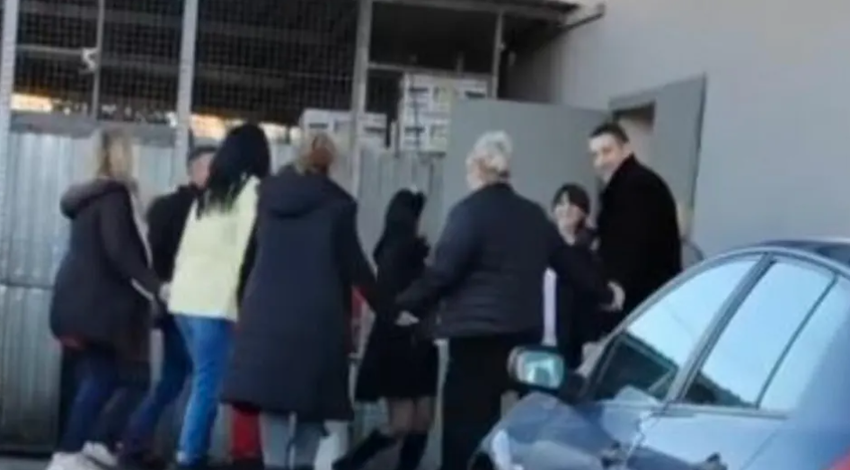 (VIDEO) NI POSAO NE KVARI NOVOGODIŠNJE RASPOLOŽENJE Radnici se okupili iza radnje, pojačali muziku i "opleli" kolo