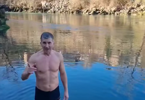 (VIDEO) OSVJEŽENJE U TOPLE DECEMBARSKE DANE Banjalučani se "osvježili" kupanjem u Vrbasu