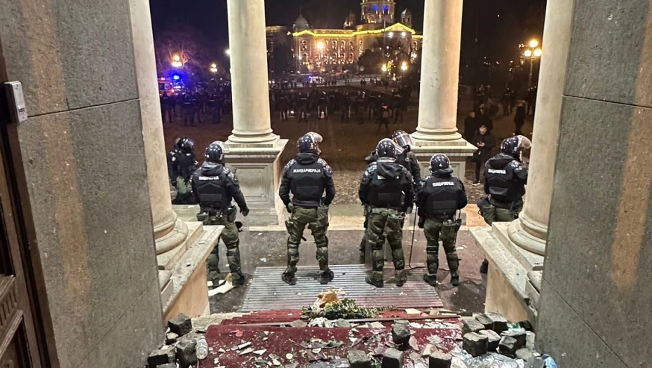 JEZIVI PRIZORI U SKUPŠTINI Evo šta je ostalo nakon protesta "Srbija protiv nasilja" (FOTO)