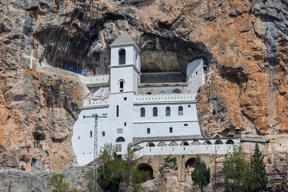 JUGOSLAV IZ ISTOČNOG SARAJEVA DOŽIVIO ČUDO POD OSTROGOM Molitvom pred moštima Svetog Vasilija, vratila mu se moć govora