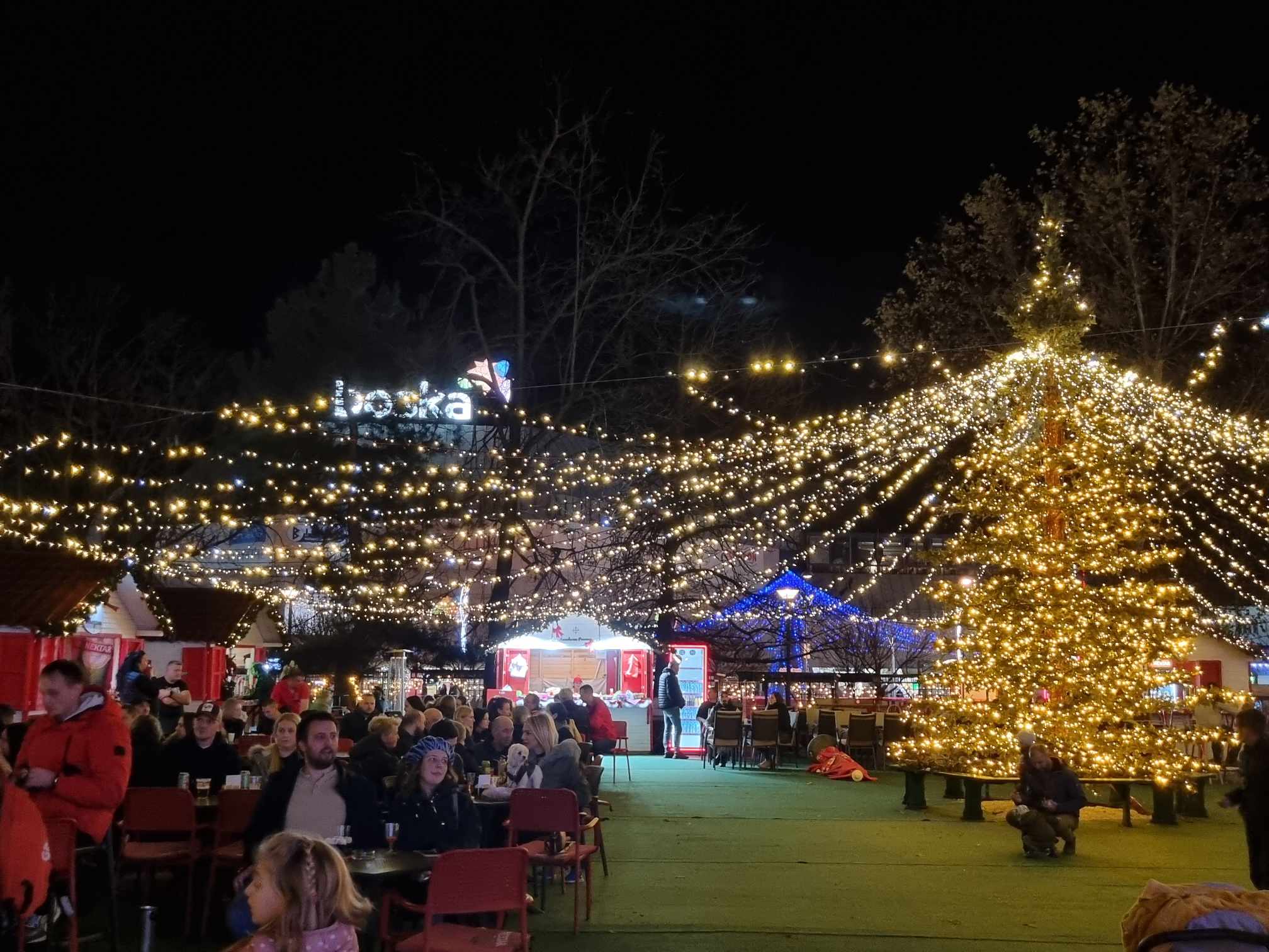ZIMSKA ČAROLIJA U BANJALUCI Visoke cijene i visoka temperatura kvare ugođaj: Klizalište se topi, kuvano vino zamijenili hladni sokovi (FOTO)