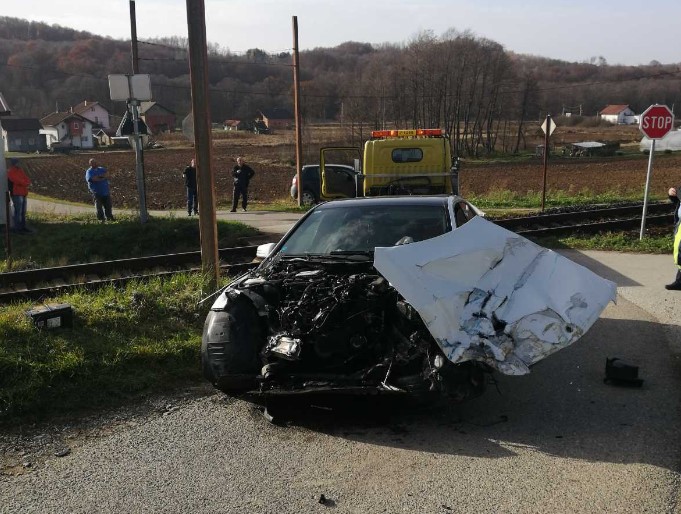 ZA DLAKU IZBJEGNUTA TRAGEDIJA Voz udario u mercedes kod Stanara (FOTO)