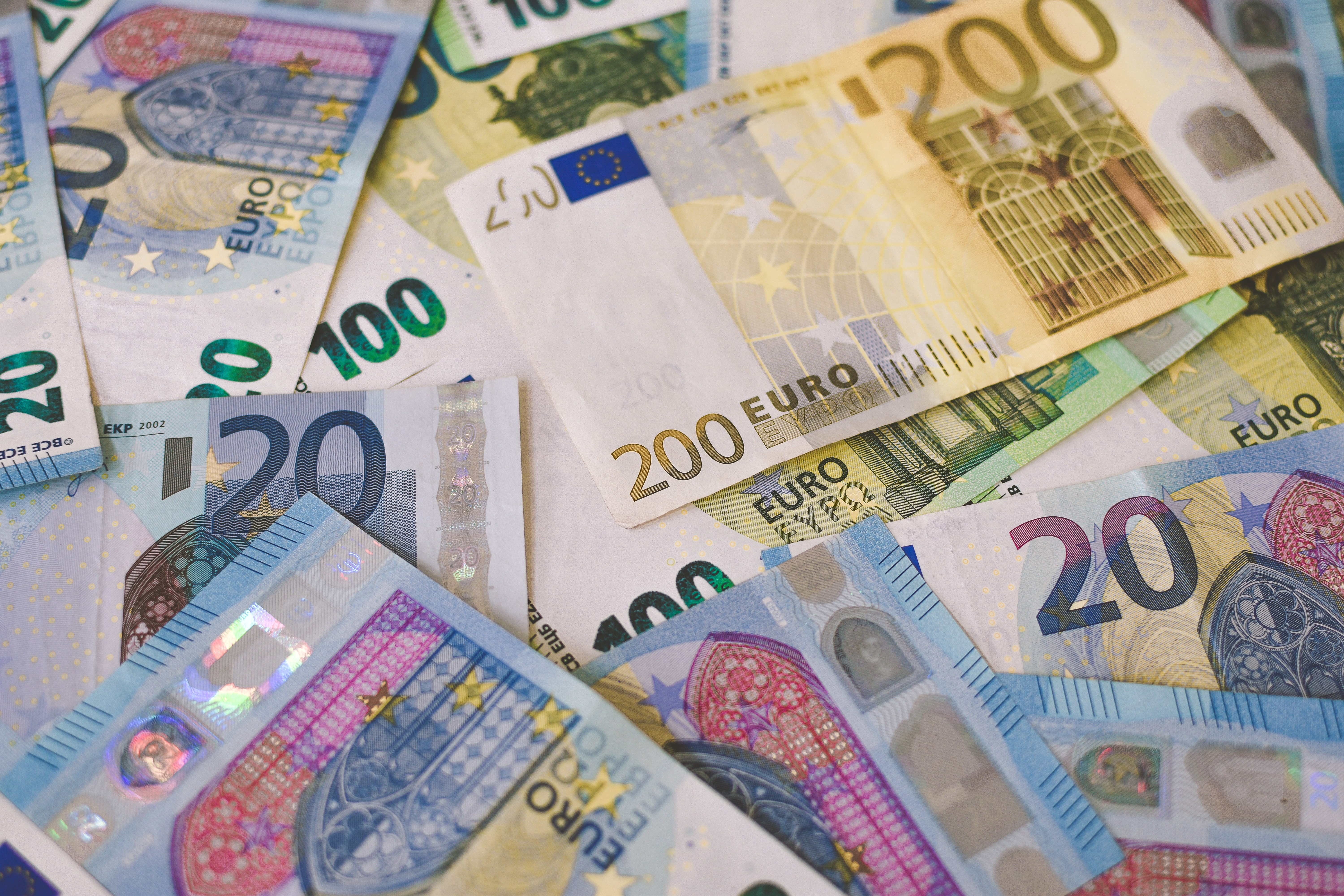 MORAJU JOJ PLATITI 7.750 EVRA Žena pala u trgovini i slomila palac