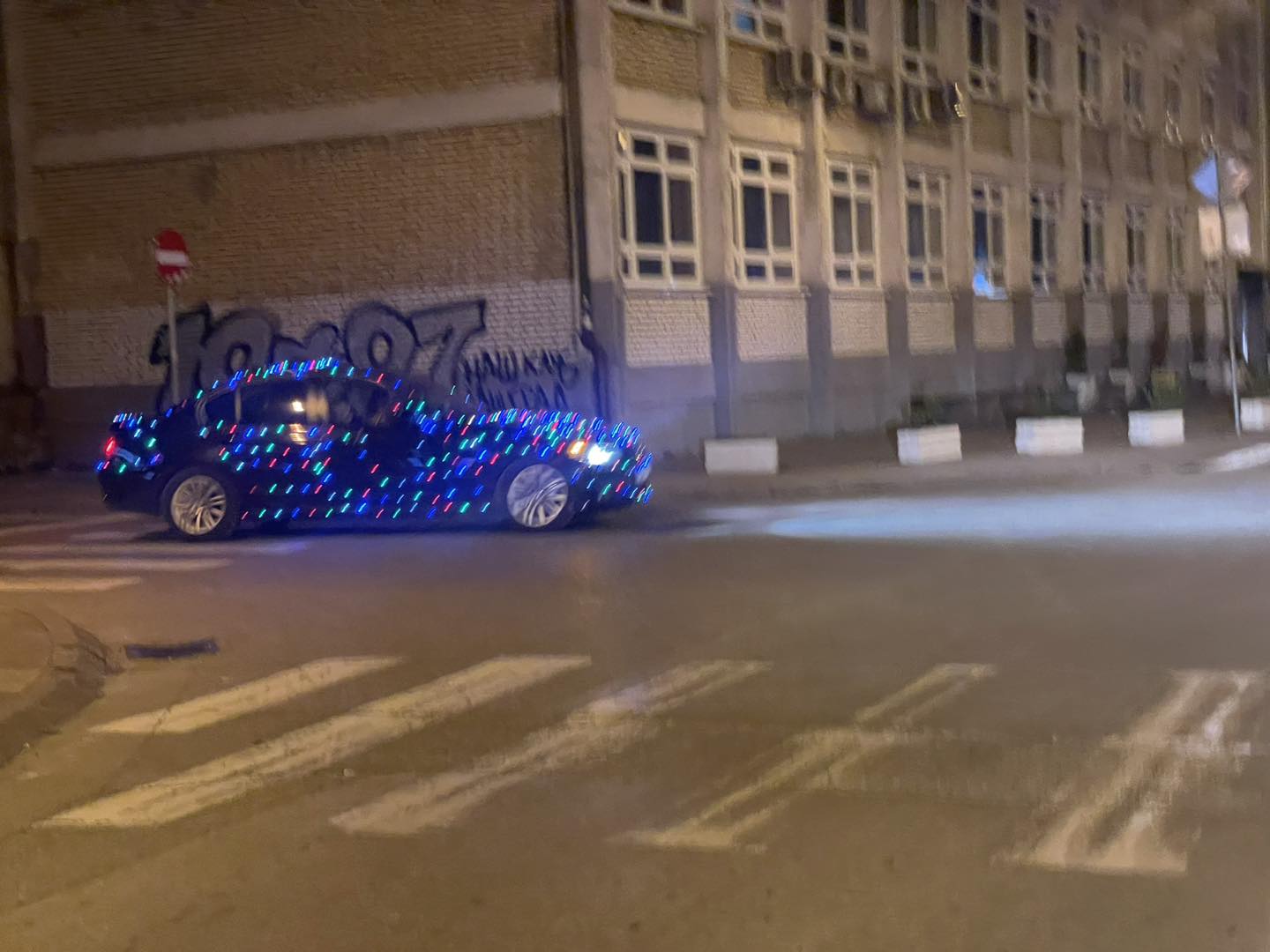 (FOTO) PRAZNIČNA EUFORIJA NA VRHUNCU Banjalučanin kroz grad provozao okićen automobil