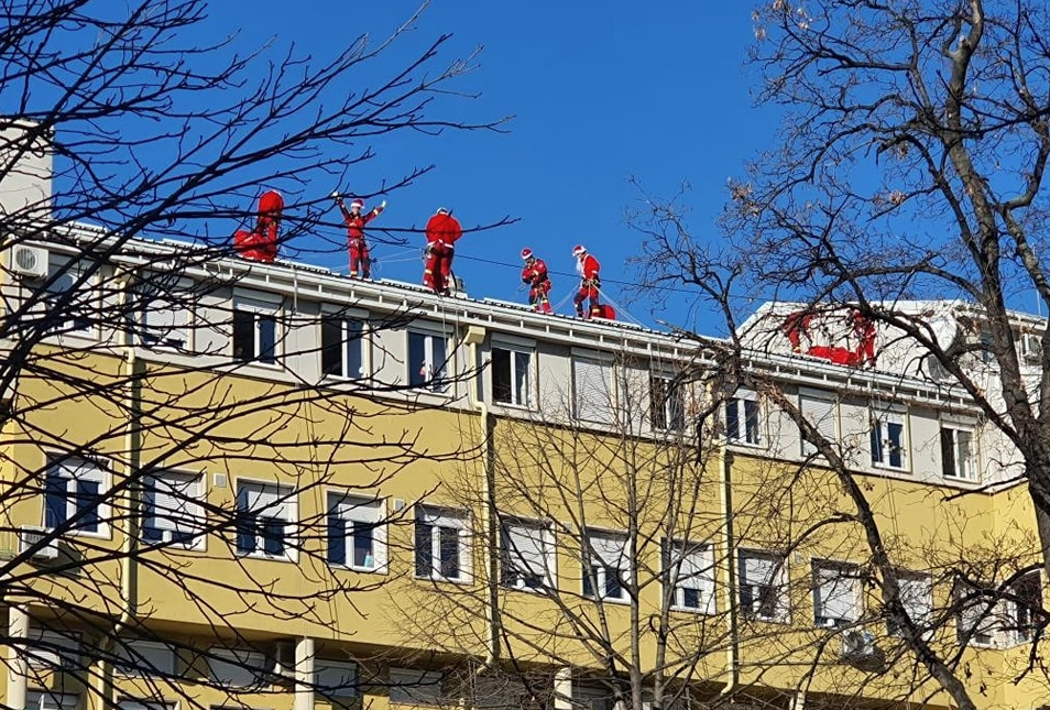 DIRLJIV PRIZOR Djeci u Tiršovoj na prozor pokucali Deda Mrazovi sa paketićima