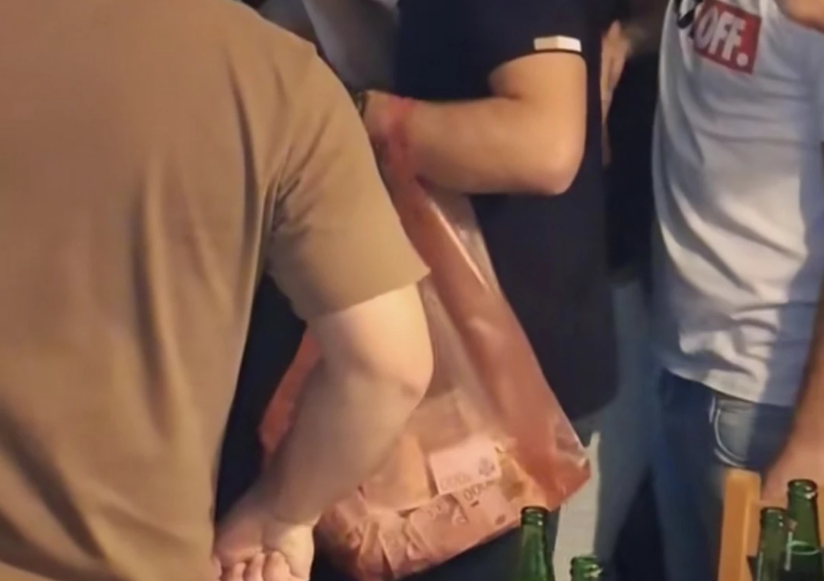 NOVI KRALJ BAKŠIŠA Pjevač nije mogao da drži novac u rukama, ljudi šokirani (FOTO)