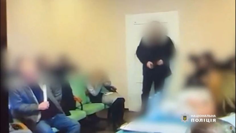 (UZNEMIRUJUĆI SNIMAK) Političar usred sjednice bacio bombe, povrijeđeno 26 osoba