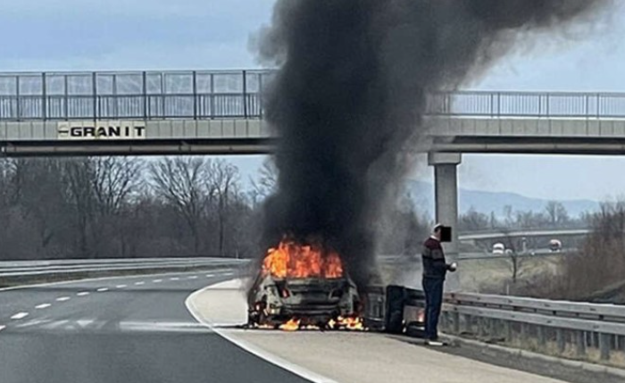 OPREZ VOZAČI Požar na autoputu “9. januar”: Gori vozilo, materijalna šteta velika