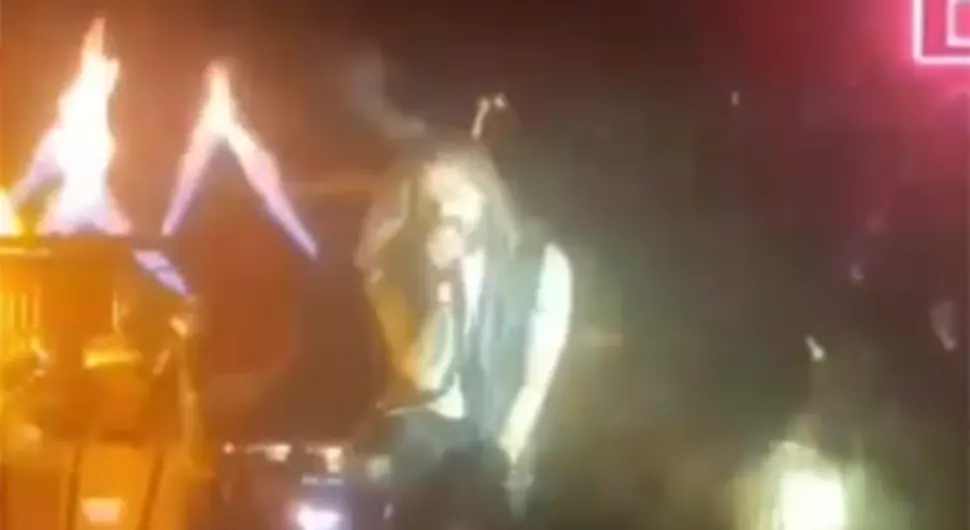 INCIDENT NA NASTUPU Srpski pjevač se zapalio na bini, morali da ga gase (VIDEO)