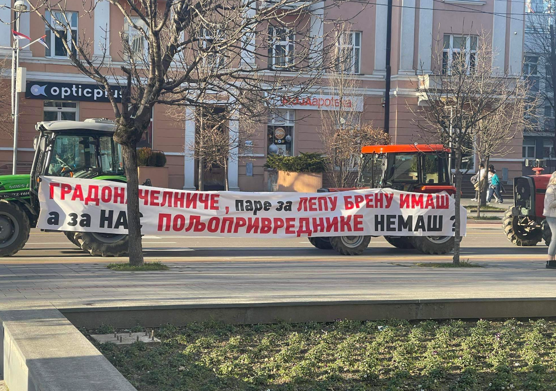BIJESNI POLJOPRIVREDNICI STANIVUKOVIĆU "Imaš pare za Brenu, a za nas ne" (FOTO)