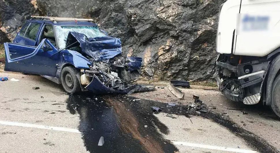 Beba i dalje životno ugružena: Strašni epilog saobraćajne nesreće kod Mrkonjića