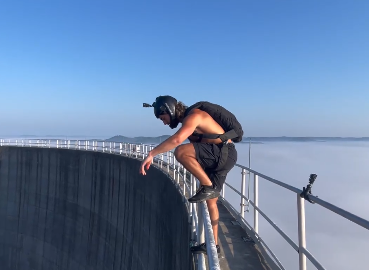 EKSTREMNI EKSPERIMENT Popeo se na vrh nuklearke i skočio (VIDEO)