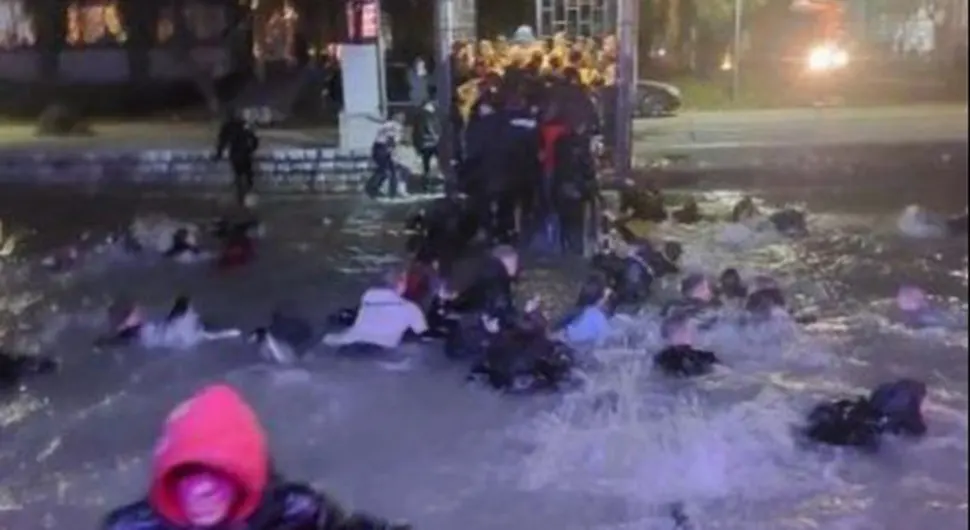 Izlazak se pretvorio u noćnu moru: Splav počeo da tone, ljudi skakali u Savu (VIDEO)