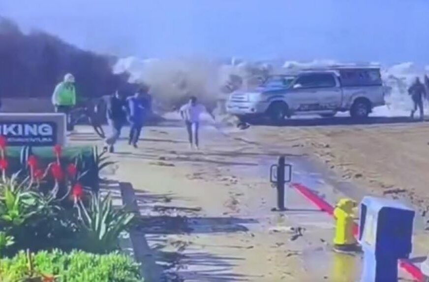 TALAS ODNIO LJUDE I VOZILA NA PLAŽI Jezivi snimci kruže društvenim mrežama (VIDEO)
