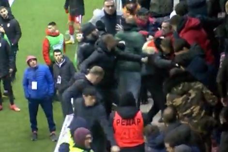 Opšta tuča na terenu i tribinama: Bivši reprezentativac Srbije hvatao za vrat rivala i skakao među navijače