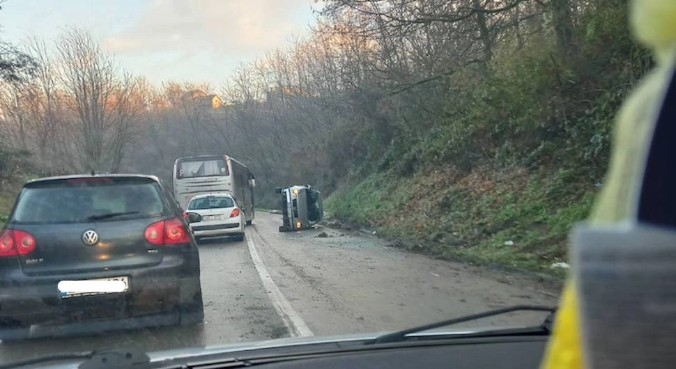 SAOBRAĆAJKA KOD PRNJAVORA Prevrnuo se automobil, jedna osoba povrijeđena
