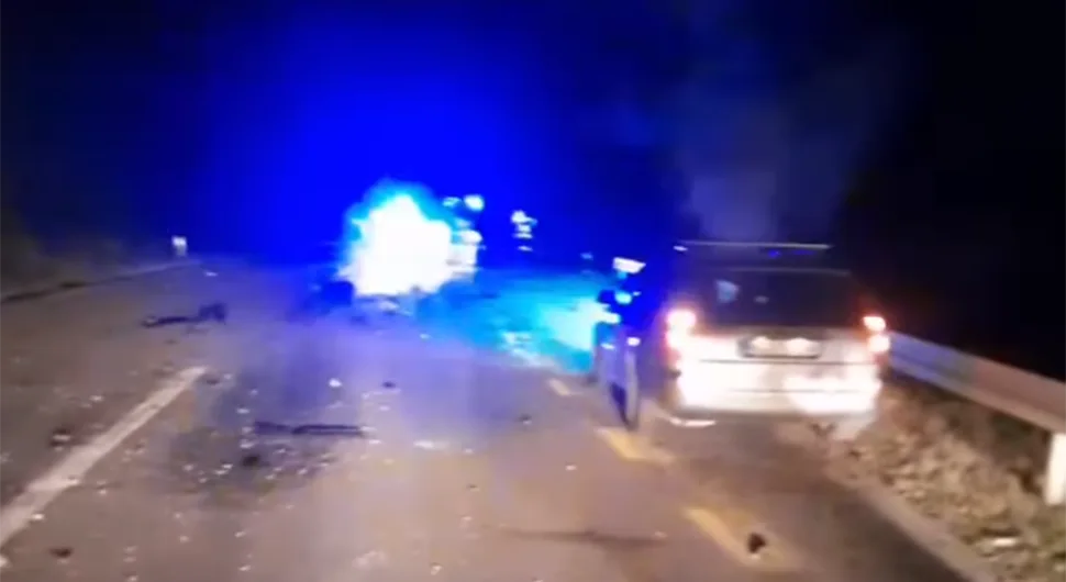 PRVI SNIMAK SA MJESTA TRAGIČNE NESREĆE U stravičnom udesu kod Prijedora poginula jedna osoba, 3 teško povrijeđene