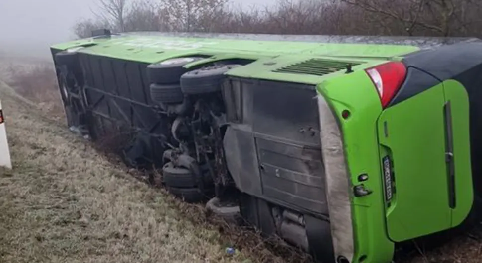 JEZIVA NESREĆA Prevrnuo se autobus pun putnika, među njima i djeca (FOTO)