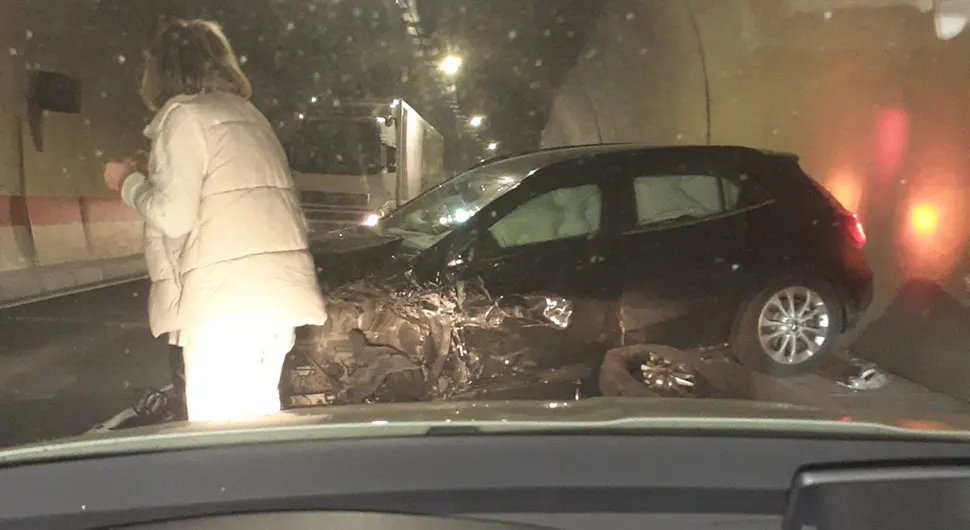 Žestok sudar automobila i kamiona u tunelu Vranduk, saobraćaj blokiran