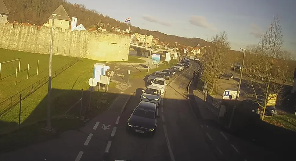 HAOS NA GRANICI, PUTNICI ČEKAJU SATIMA Na ovih sedam prelaza su najveće gužve
