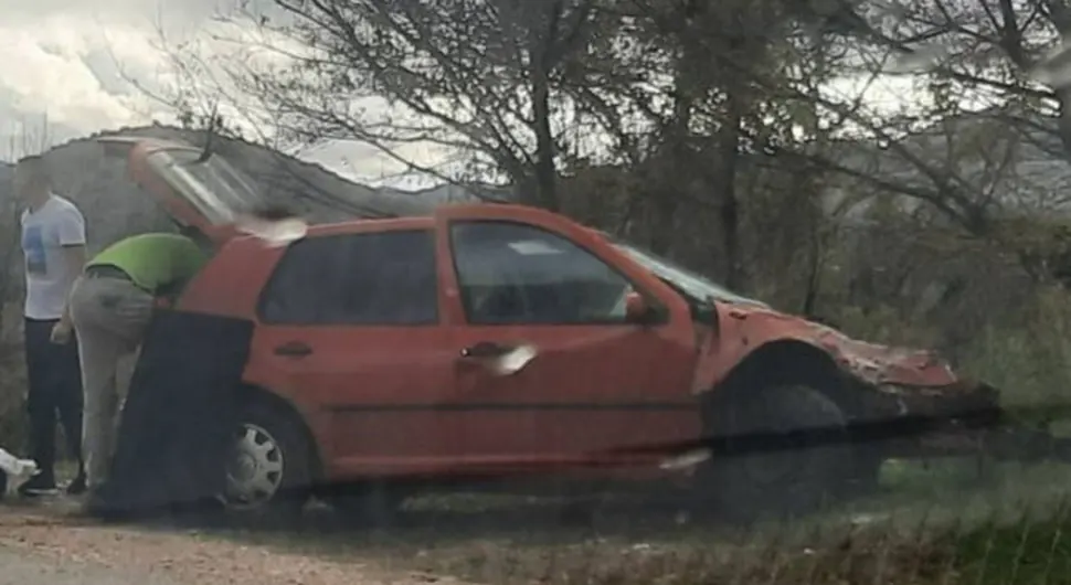 Teška saobraćajka kod Trebinja: Sudar dva automobila, povrijeđene tri osobe