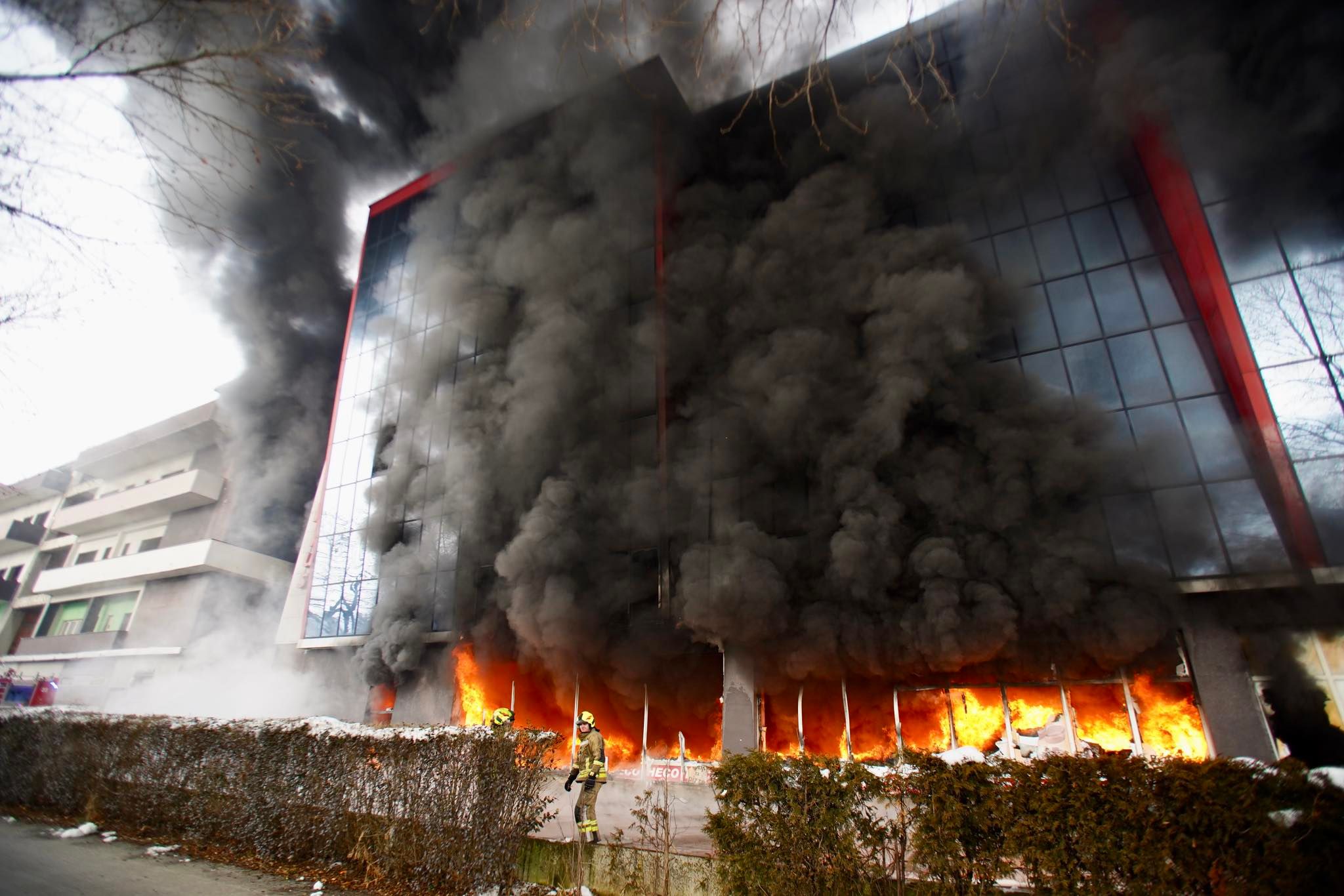 (VIDEO) POŽAR NE JENJAVA Vatrogasci se i dalje bore s vatrenom stihijom na sarajevskoj pijaci