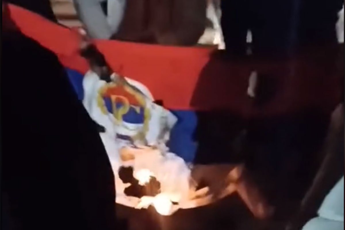 SKANDAL U ZENICI Zapaljena zastava Republike Srpske (VIDEO)