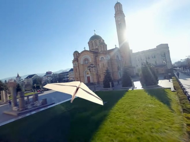 Povodom rođendana Srpske objavljen spot "Papirni avion" (VIDEO)