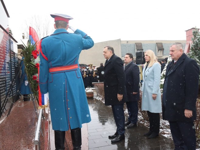Povodom Dana Republike u Banjaluci položeni vijenci palim borcima (FOTO)