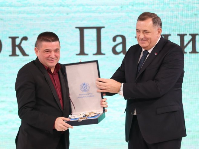 Baja Mali Knindža oduševljen ordenom koji mu je uručen na rođendan Republike Srpske