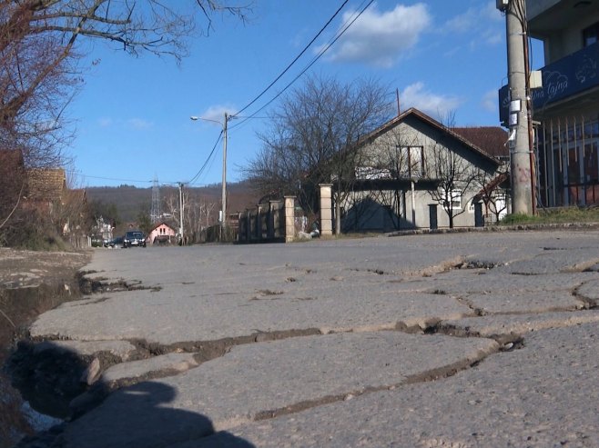 Mještani Česme kivni: Krajnje vrijeme da Gradska uprava počne sa rekonstrukcijom glavne saobraćajnice (VIDEO)