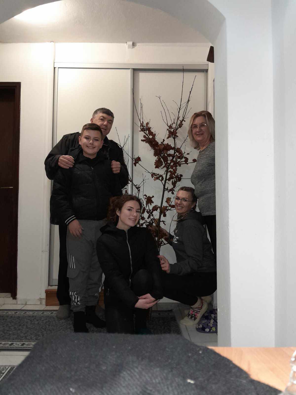 "DA NAM BUDEŠ ZAŠTITNIK, DA NAM DONESEŠ SREĆE" Porodica Paspalj iz Vakufa tradicionalno ide u sječu badnjaka: Običaji koje poštuju stari decenijama (FOTO/VIDEO)