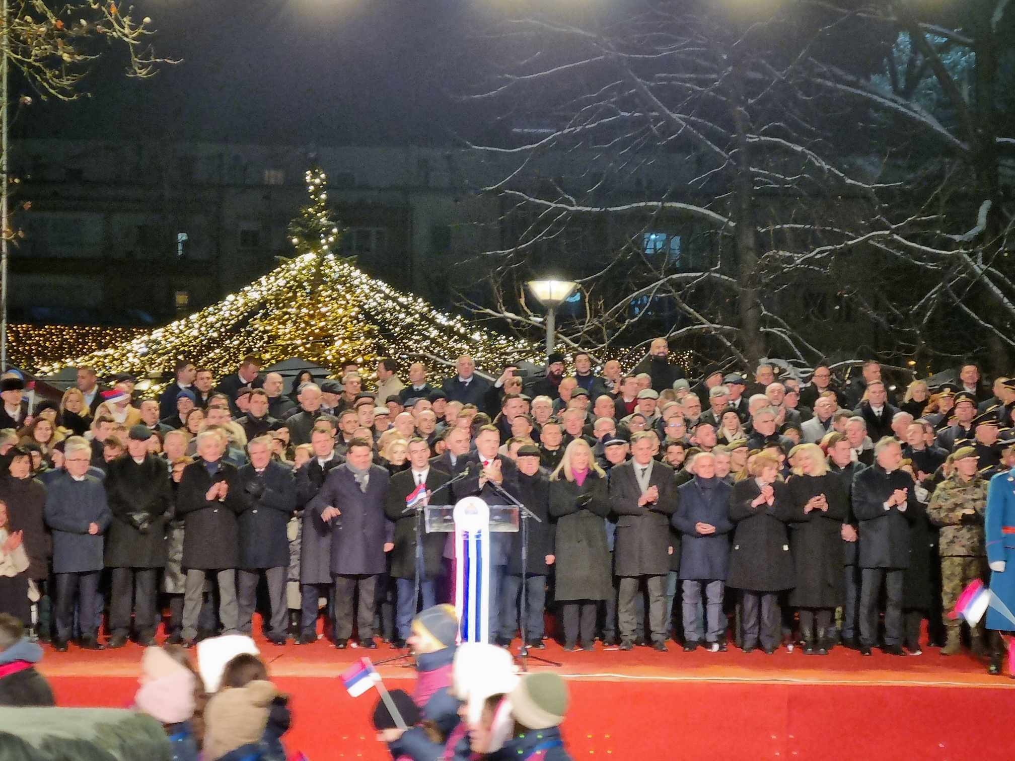 (FOTO) MEĐU ZVANICAMA I VUČIĆEV SIN Pogledajte ko sve prati spektakularni defile u Banjaluci povodom rođendana Srpske