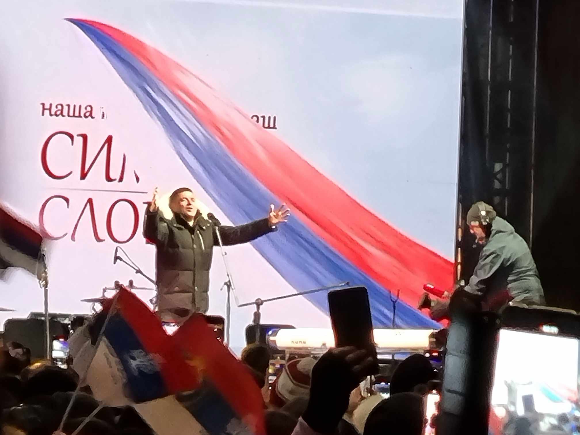 (FOTO/VIDEO) REPUBLIKO SRPSKA, MAJKO NAŠA, NEKA TE ČUVA BOG Baja Mali Knindža u Banjaluci premijerno izveo pjesmu posvećenu Srpskoj