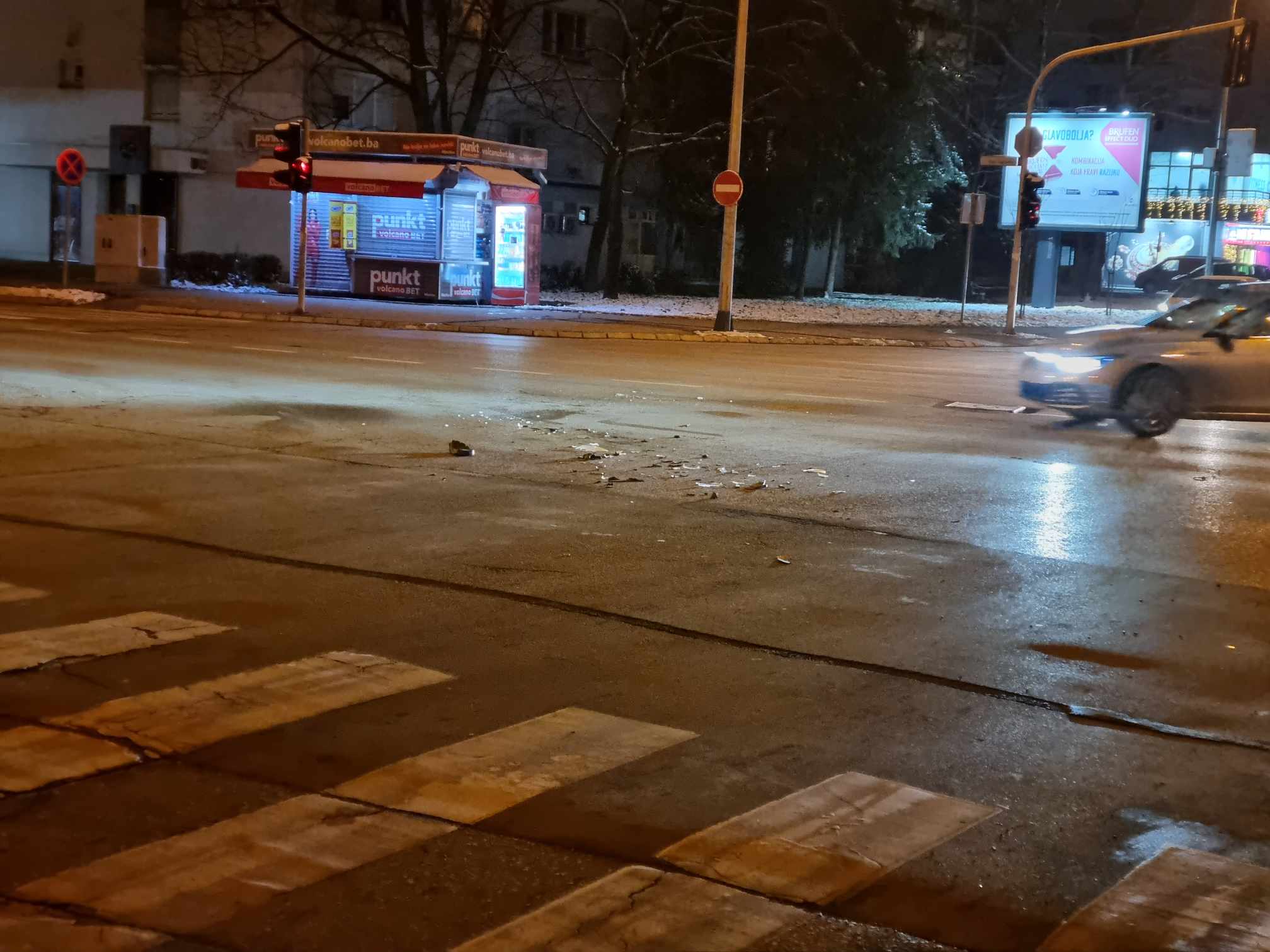 DIJELOVI AUTA RASUTI PO PUTU Saobraćajna nesreća u centru Banjaluke (FOTO)