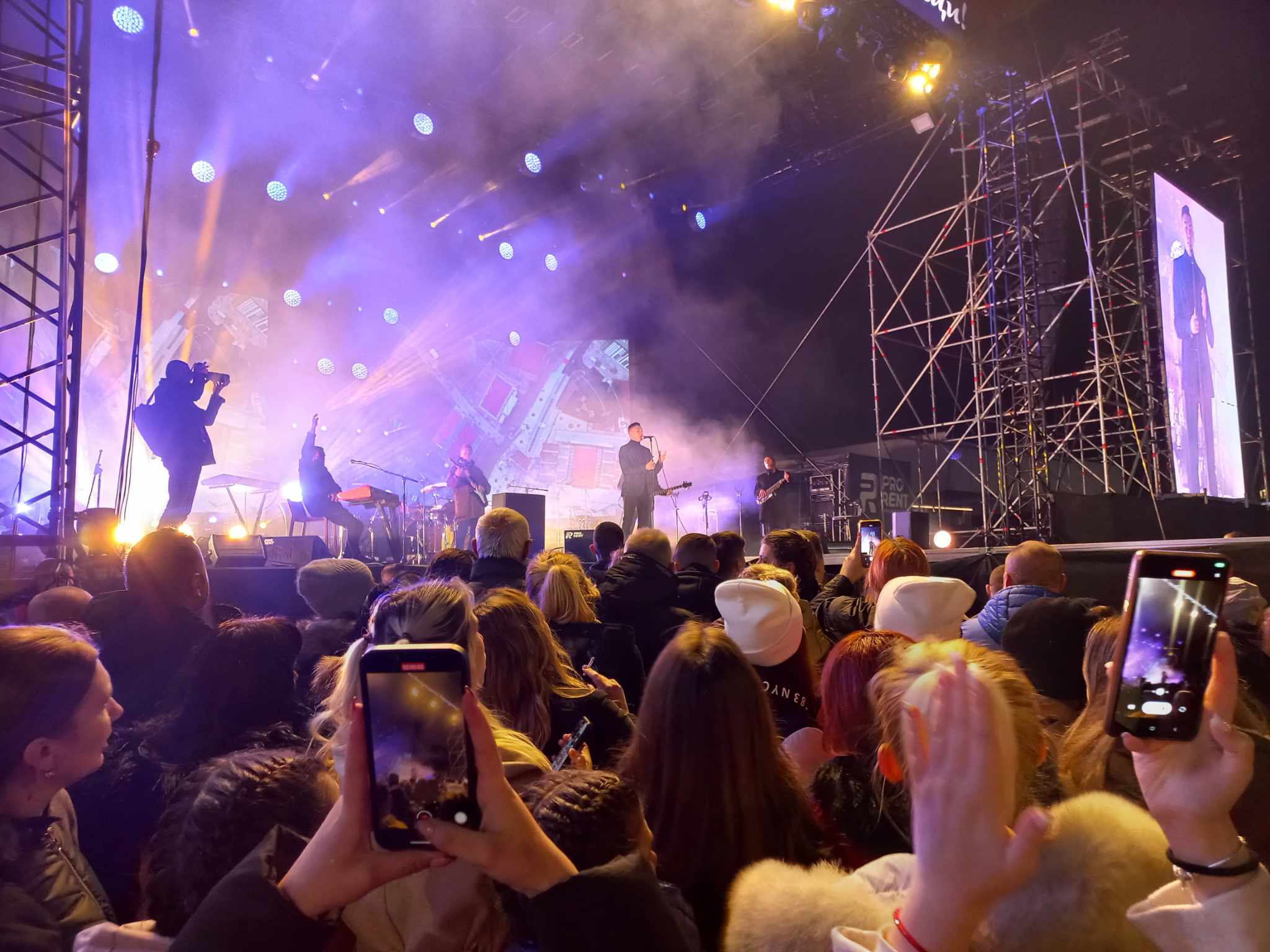 DAMJAN VRAČAR USIJAO PUBLIKU PRED LEPU BRENU Hiljade Banjalučana na reprizi Nove godine: Sve spremno za spektakl (FOTO/VIDEO)