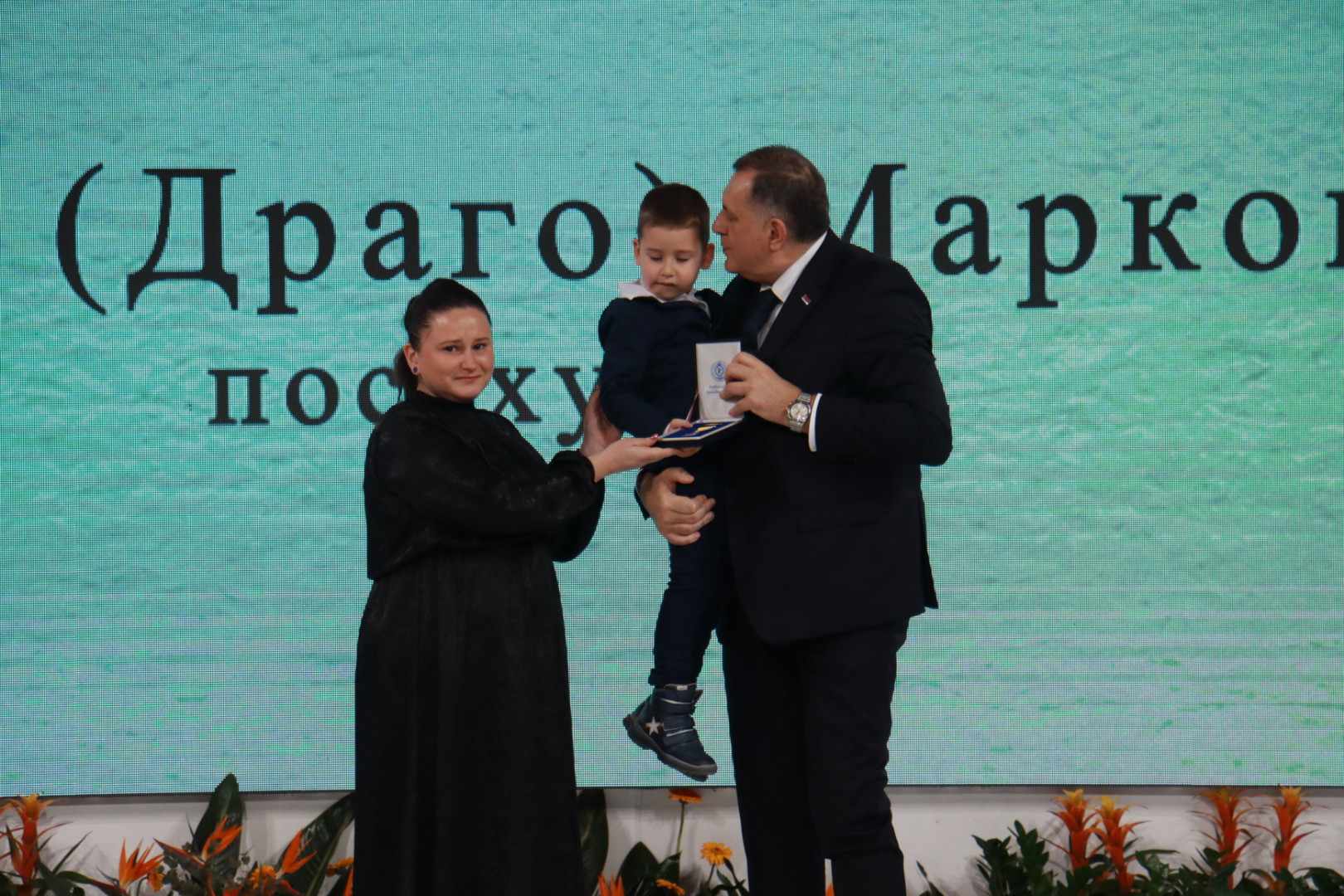 (FOTO/VIDEO) DA SRCE PREPUKNE! Dodik primio u naručje sina ubijenog inspektora iz Bijeljine: Njegova žena u suzama dočekala posthumnu medalju