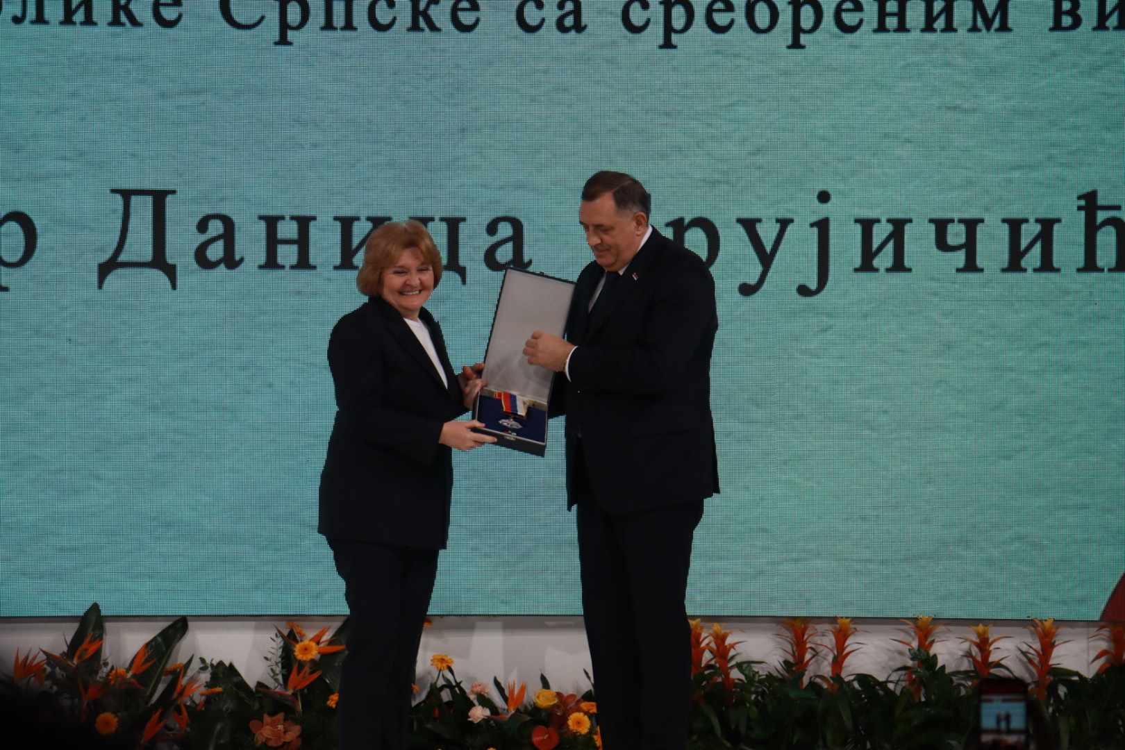 (FOTO) POVODOM ROĐENDANA SRPSKE Dodik uručio orden dr Danici Grujičić