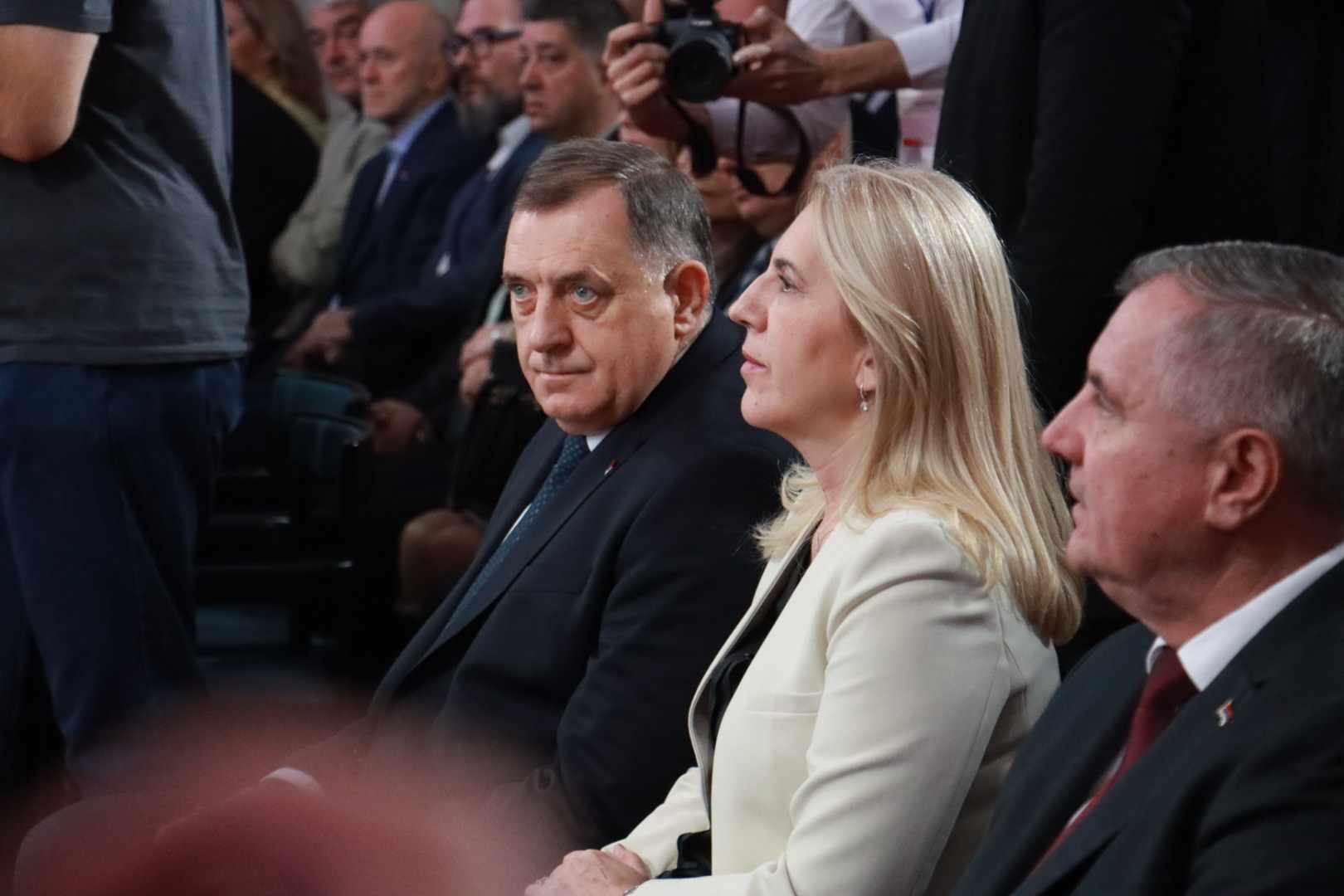 (FOTO/VIDEO) POČELA SVEČANOST U BANSKOM DVORU Odlikovanja zaslužnim građanima i institucijama povodom rođendana Republike Srpske