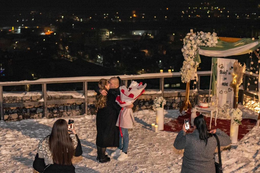 PROSIDBA NA DOBOJSKOJ „GRADINI“ Slađan je putovao 13 sati da zaprosi ženu svog života