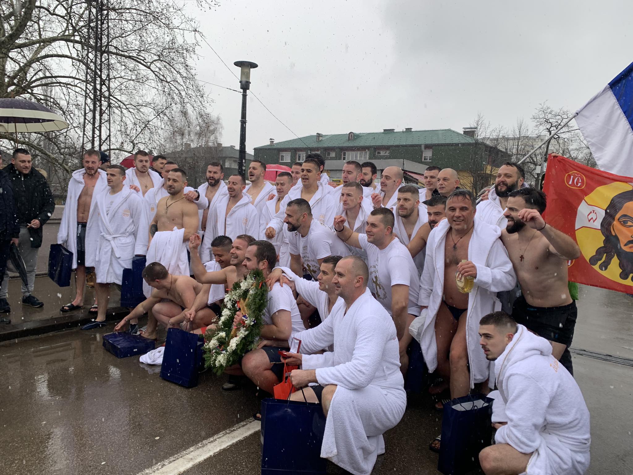 STANIVUKOVIĆ I OVE GODINE ISPOŠTOVAO TRADICIJU Gradonačelnik sa smjelim Banjalučanima skočio u hladni Vrbas i zaplivao za Časni krst (FOTO)