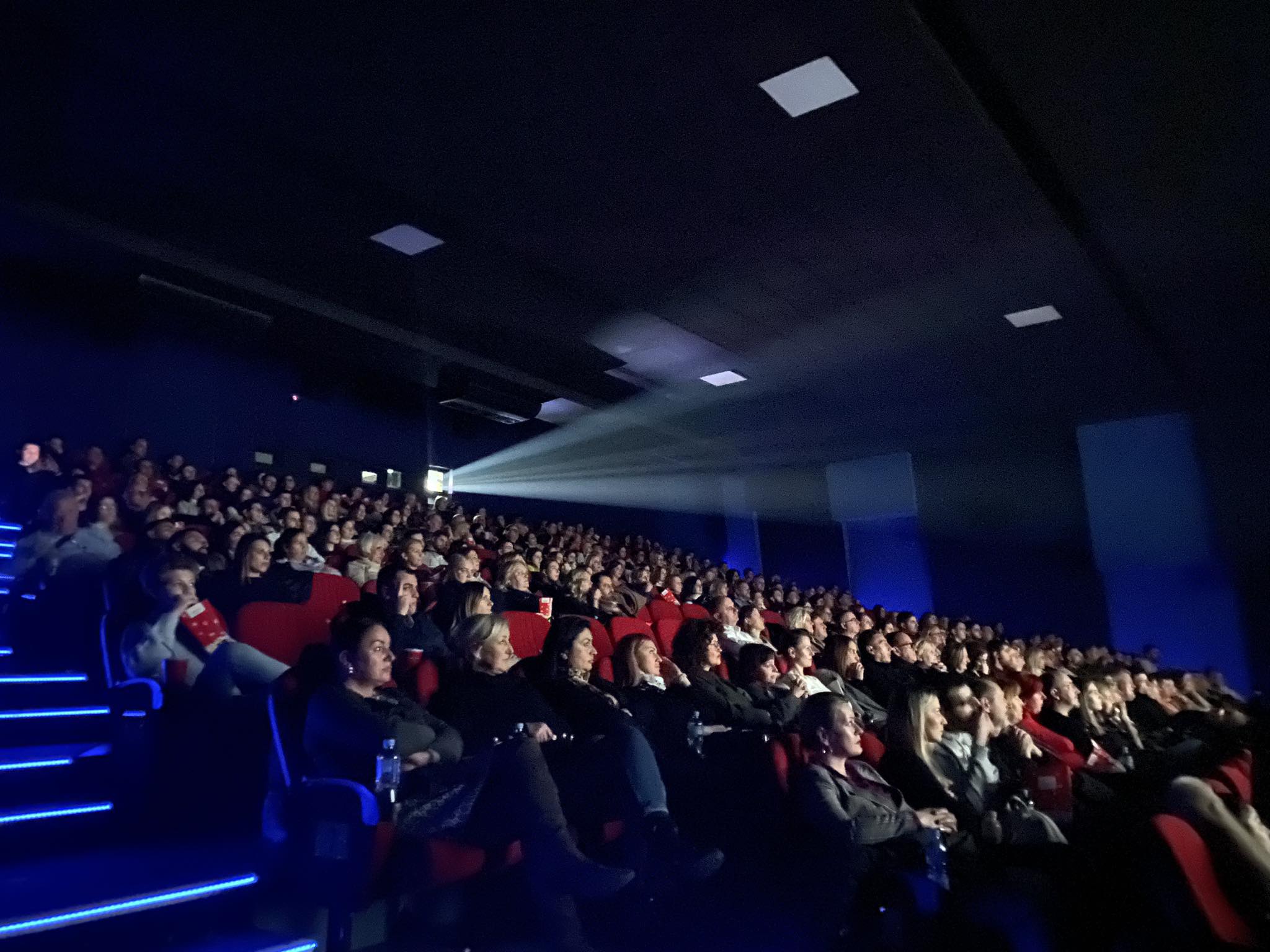 "NEDELJA" NAPUNILA SALU DO POSLJEDNJEG MJESTA Premijera filma o životu Džeja Ramadanovskog u Banjaluci  (FOTO)