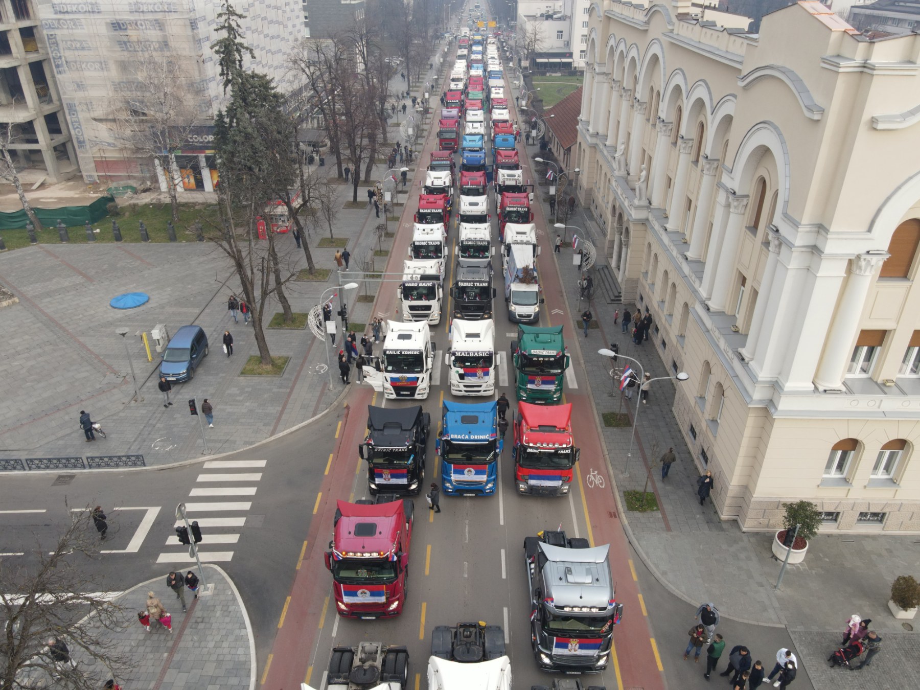 OKIĆENI BADNJACIMA I TROBOJKAMA Kamiondžije napravile fantastičnu atmosferu u centru Banjaluke (FOTO/VIDEO)