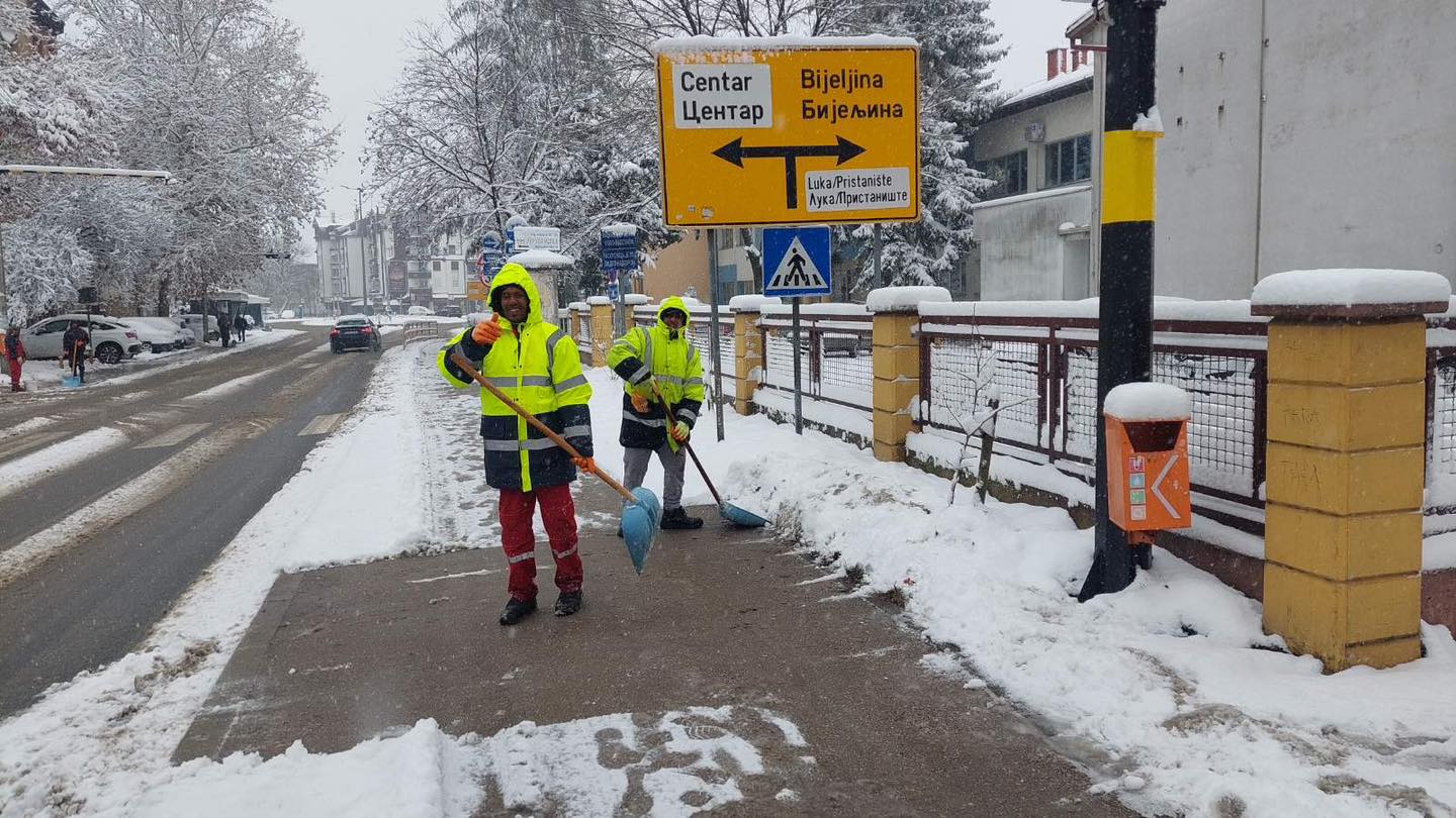 ZIMSKE "ČAROLIJE" Snijeg u Brčkom čiste radnici iz Bangladeša (FOTO)