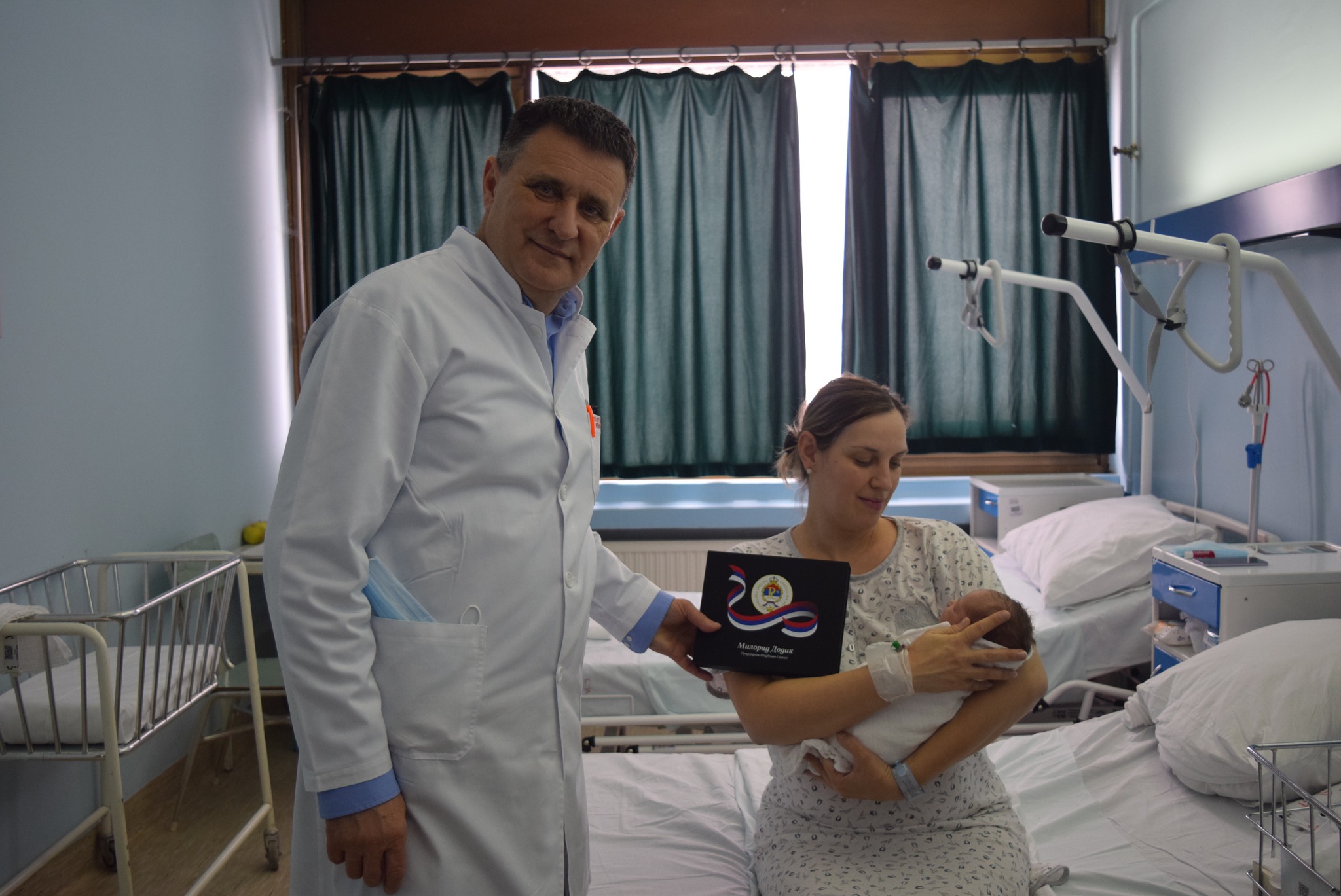 ROĐENI NA SVETI DAN Dodik darovao zlatnikom bebe rođene 9. januara: "Djeca su naše najveće bogatstvo, budućnost i simbol slobode"