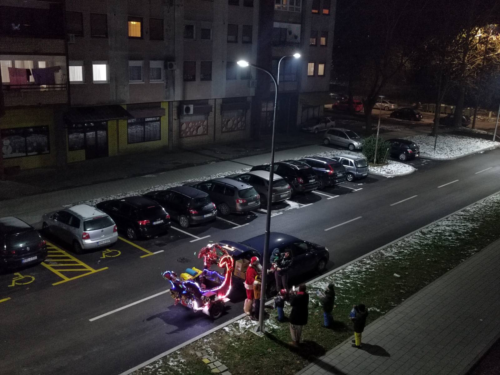 Prijedorski Djed Mraz i ove godine obradovao mališane (FOTO)