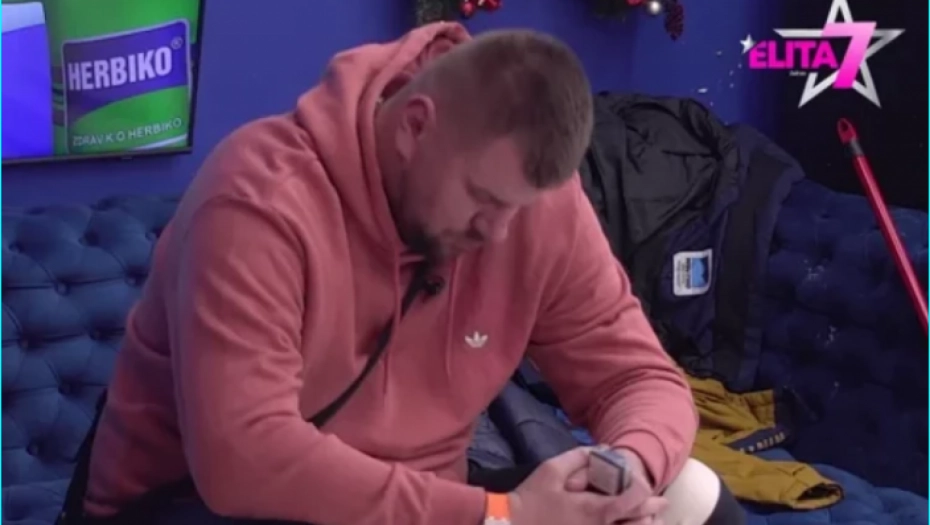 (FOTO) JANJUŠ JEDVA HODA, DRŽI SE ZA GLAVU Zadrugar slomljen od bola na pomenu bratu Mihailu