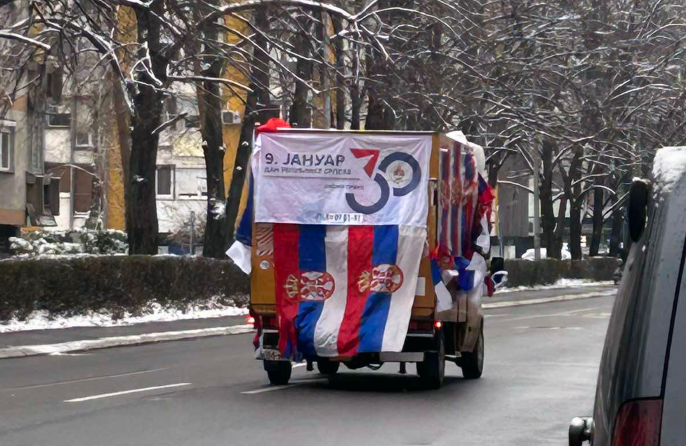 (FOTO) SVEČANO NA ULICAMA BANJALUKE Brojna vozila okićena zastavama Republike Srpske