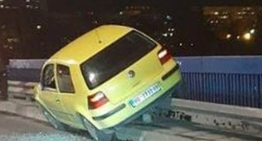 (FOTO) JEZIVA SAOBRAĆAJNA NESREĆA Sudar dva automobila na Plavom mostu
